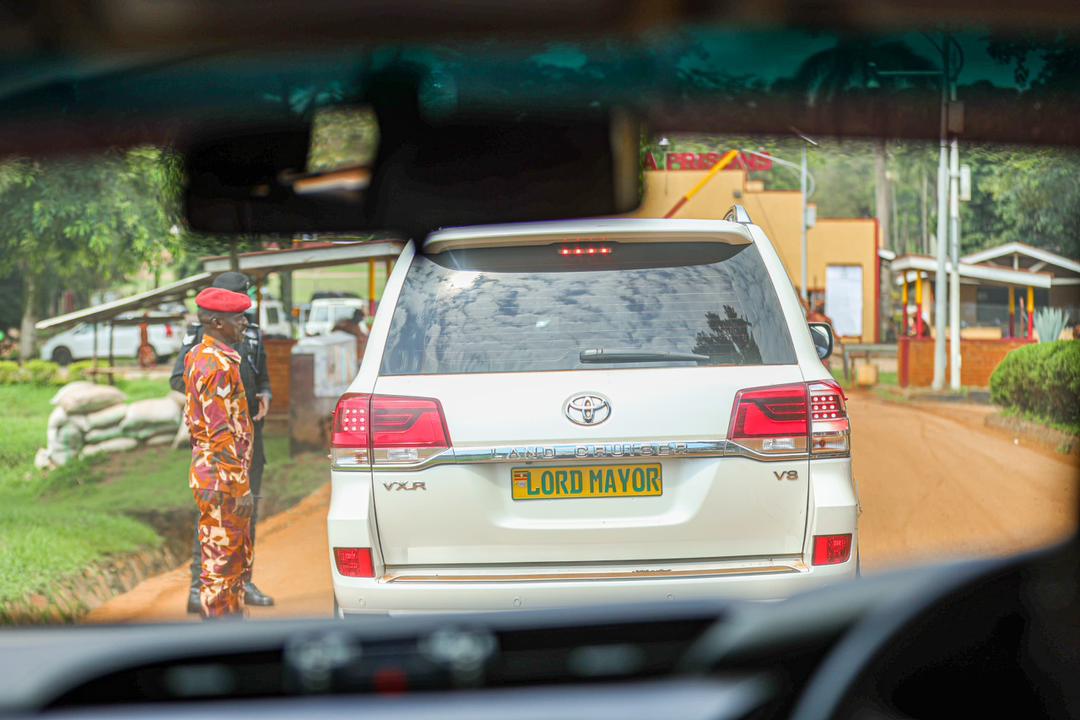 Courtesy photo of Lord Mayor, Lukwago's car being blocked at Luzira Prison main gate on Tuesday Morning.