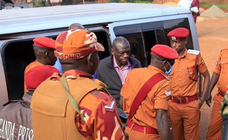 Courtesy Photo of Col. Dr. Kizza Besigye and Hajji Obedi Lutale being brought at Makindye Court Martial.