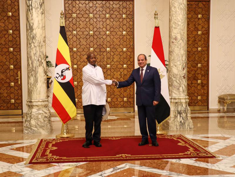 Egyptian President Abdel Fattah al-Sisi shake hands with visiting Ugandan President Yoweri Museveni in Cairo, August 12, 2025. Courtesy photo; The Arab Weekly.